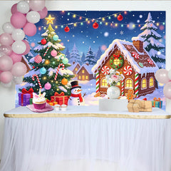 Lofaris Festlicher Weihnachtshintergrund mit Lebkuchenhaus, Weihnachtsbaum und Schneemann, winterliche Kulisse für Partydekoration