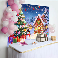 Lofaris Festlicher Weihnachtshintergrund mit Lebkuchenhaus, Weihnachtsbaum und Schneemann, winterliche Kulisse für Partydekoration
