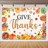 Lofaris Erntedankfest Hintergrund mit Kürbissen und GIVE thanks Schriftzug, bunte Herbstdekoration als Fotowand für Familienfeier