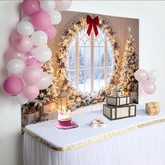 Lofaris Schneebedeckter Weihnachts-Hintergrund mit Bäumen und Fensterbogen, festliche Winterkulisse für Fotoshooting und Partydekoration