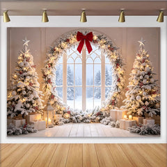 Lofaris Schneebedeckter Weihnachts-Hintergrund mit Bäumen und Fensterbogen, festliche Winterkulisse für Fotoshooting und Partydekoration