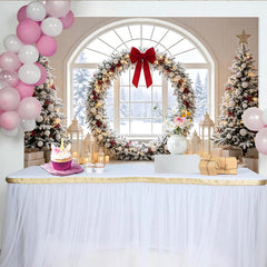 Lofaris Verschneiter Weihnachts-Hintergrund mit Bäumen und Kranz, roter Schleife, elegante Fotokulisse für Winter und festliche Dekoration