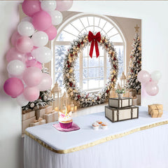 Lofaris Verschneiter Weihnachts-Hintergrund mit Bäumen und Kranz, roter Schleife, elegante Fotokulisse für Winter und festliche Dekoration