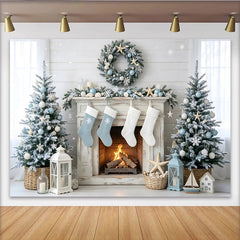 Lofaris Winterlicher Weihnachtshintergrund mit Kamin, Seesternen und Muscheln, hellblaue Fotowand für festliche Winterfotoshootings