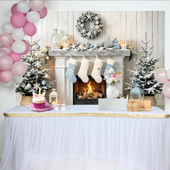 Lofaris Winter-Weihnachtshintergrund mit Kamin und beschneiten Bäumen, gemütliche Kulisse für festliche Fotografie und Winterdekoration
