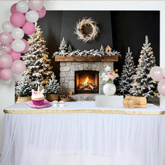 Lofaris Beschneiter Weihnachts-Kaminhintergrund mit Bäumen und Lichterketten, gemütliche Winterkulisse für festliche Fotoshootings