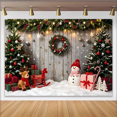 Lofaris Festlicher Weihnachtshintergrund mit Tannenbäumen Schneemann und Geschenken, rustikale Holzwand Kulisse für Winter und Feiertagsfotos