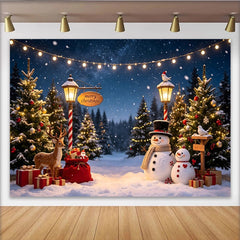 Lofaris Winterlicher Weihnachtshintergrund mit Schneemann, Tannenbäumen und Geschenken, festliche Kulisse für Winterwunderland-Fotografie