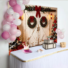 Lofaris Rustikaler Scheunentor Weihnachtshintergrund mit Tannenbäumen, festliche Kulisse für Weihnachtsfeier und Fotoshooting