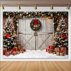 Lofaris Verschneiter Weihnachtshintergrund mit Scheunentür und Tannenbäumen, winterliche Fotokulisse für festliche Dekoration