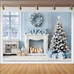 Lofaris Blauer Neujahrs-Hintergrund mit 2026 Zahlen und schneebedecktem Baum, winterliche Fotokulisse für festliche Neujahrsfeier