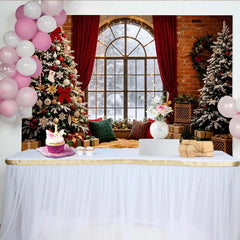 Lofaris Gemütlicher Weihnachts-Hintergrund mit Fenster und verschneiter Winterlandschaft, festliche Kulisse für Fotoshooting
