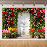 Lofaris Rustikaler weißer Tür-Hintergrund mit roten und rosa Rosen, grüner Efeu und bunten Tulpen, Frühlingsgarten-Fotokulisse