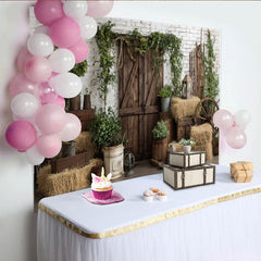 Lofaris Rustikaler Scheunentor-Hintergrund mit Heuballen und Ziegelwand, perfekte Kulisse für professionelle Fotoshootings und Events