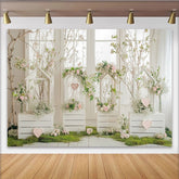 Lofaris Romantischer Frühlingshintergrund mit zarten rosa Blumen, grünes Moos und weißen Holzkisten, elegante Fotokulisse für Porträts