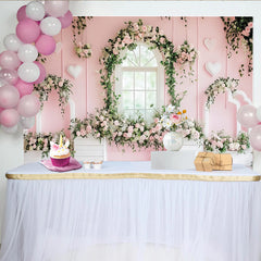 Lofaris Rosa Blumenfenster-Hintergrund mit weißen Rosen und grünen Ranken, elegante Fotokulisse für romantische Porträts und Fotoshootings