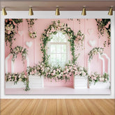 Lofaris Rosa Blumenfenster-Hintergrund mit weißen Rosen und grünen Ranken, elegante Fotokulisse für romantische Porträts und Fotoshootings