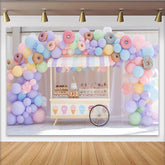 Lofaris Pastell Donut Geburtstagshintergrund mit bunten Luftballons und Süßigkeitenwagen, festliche Fotowand für Kinderparty und Fotoshooting