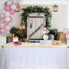 Lofaris Rustikaler Bauernhof-Fotohintergrund mit weißer Holztür und grünen Ranken, dekorative Kulisse für professionelle Fotostudios