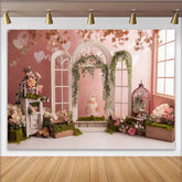 Lofaris Rosa Blumen-Geburtstagshintergrund mit eleganten Fenstern und Herzen, romantische Fotokulisse für Fotoshooting und Partydekoration