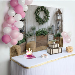 Lofaris Rustikaler Fotohintergrund mit weißer Holzplankenwand und grünem Kranz, perfekte Bauernhof-Kulisse für professionelle Fotoshootings