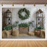 Lofaris Rustikaler Fotohintergrund mit weißer Holzplankenwand und grünem Kranz, perfekte Bauernhof-Kulisse für professionelle Fotoshootings