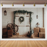 Lofaris Rustikaler Scheunen-Fotohintergrund mit Holztür, Ziegelwand und Grünpflanzen, Landhausstil Fotokulisse für Fotoshooting