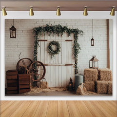 Lofaris Rustikaler Scheunen-Fotohintergrund mit Holztür, Ziegelwand und Grünpflanzen, Landhausstil Fotokulisse für Fotoshooting