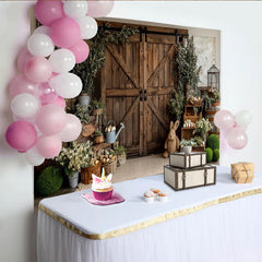 Lofaris Rustikaler Oster-Hintergrund mit Scheunentür und Grünpflanzen, frühlingshafte Fotokulisse für Studio und Party