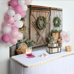 Entdecken Rustikaler Scheunentor-Fotohintergrund mit grünen Pflanzen und Holzwand, natürliche Bauernhof-Kulisse für Fotoshootings