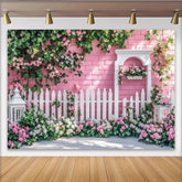 Lofaris Rosa Blumengarten Fotohintergrund mit weißem Zaun und grünen Ranken, idyllische Kulisse für Porträtfotoshootings und Events