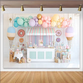 Lofaris Pastellfarbener Süßigkeitenladen-Geburtstagshintergrund mit Luftballons und Donuts, zauberhafte Kulisse für Kinderpartys