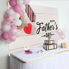 Lofaris Weißer Holz Vatertag Hintergrund mit Hut Krawatte und Herz, perfekte Fotokulisse für Papa Feier und Familienfotos