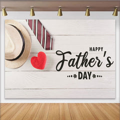 Lofaris Weißer Holz Vatertag Hintergrund mit Hut Krawatte und Herz, perfekte Fotokulisse für Papa Feier und Familienfotos