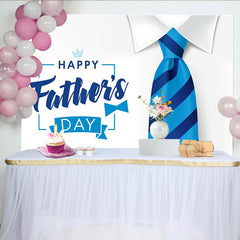 Lofaris Blauer Vatertagshintergrund mit gestreifter Krawatte und Happy Father's Day Schriftzug, elegante Fotowand für festliche Papa-Feiern