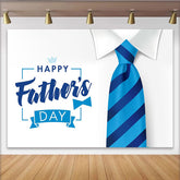 Lofaris Blauer Vatertagshintergrund mit gestreifter Krawatte und Happy Father's Day Schriftzug, elegante Fotowand für festliche Papa-Feiern