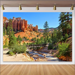 Lofaris Roter Canyon-Landschaftshintergrund mit Fluss und Brücke, natürliche Fotokulisse für professionelle Fotografie und Studioaufnahmen