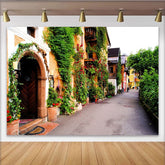 Lofaris Grüner Blumenstraßen-Hintergrund mit roten Rosen und Efeu, charmante Kulisse für Porträtfotografie und Hochzeitsbilder