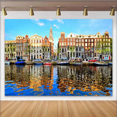 Lofaris Lebendiger Stadtlandschaft Hintergrund mit Kanal und Gebäuden, malerische Fotokulisse für Reise und Porträt