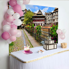 Lofaris Idyllische europäische Stadt Kulisse mit Kanal und bunten Blumen, historisches Hintergrundbild für Fotostudio Dekoration