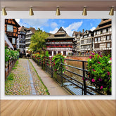 Lofaris Idyllische europäische Stadt Kulisse mit Kanal und bunten Blumen, historisches Hintergrundbild für Fotostudio Dekoration