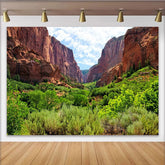 Lofaris Roter Felsen Naturlandschaftshintergrund mit grüner Vegetation, atemberaubende Fotokulisse für professionelle Porträtfotografie