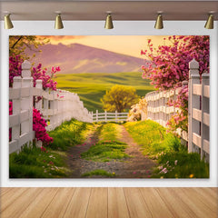 Lofaris Idyllischer Frühlingslandschaft Hintergrund mit rosa Blüten und grünem Weg, weißer Zaun, natürliche Fotokulisse für Fotoshootings
