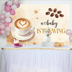 Lofaris Aquarell Kaffee Babyparty Hintergrund mit Herz Latte Art und Kaffeebohnen, warme Fotokulisse für Babyankündigung und Fotoshooting