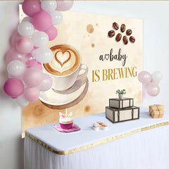 Lofaris Aquarell Kaffee Babyparty Hintergrund mit Herz Latte Art und Kaffeebohnen, warme Fotokulisse für Babyankündigung und Fotoshooting