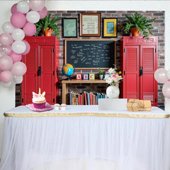 Lofaris Vintage Klassenzimmer-Hintergrund mit Ziegelwand und Tafel, rote Spinde und Bücher, ideale Fotokulisse für Schulfotografie