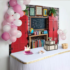 Lofaris Vintage Klassenzimmer-Hintergrund mit Ziegelwand und Tafel, rote Spinde und Bücher, ideale Fotokulisse für Schulfotografie