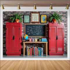 Lofaris Vintage Klassenzimmer-Hintergrund mit Ziegelwand und Tafel, rote Spinde und Bücher, ideale Fotokulisse für Schulfotografie