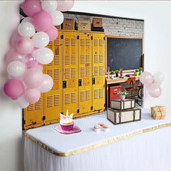 Lofaris Gelber Schulhintergrund mit Spinden und Tafel für Klassenzimmer-Fotografie, Vintage Ziegelwand Kulisse für professionelles Fotoshooting