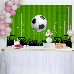 Lofaris Grüner Fußballfeld-Hintergrund mit Ball und jubelnden Fans, perfekte Kulisse für Sportparty und Fotoshooting
